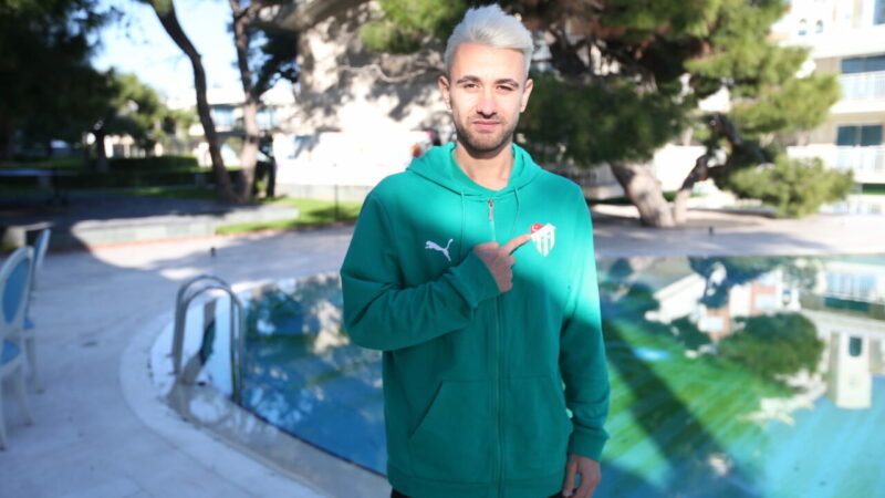 Bursaspor’un maestrosu Yiğitali Bayrak, Antalya kampında OLAY’a konuştu. 28 yaşındaki