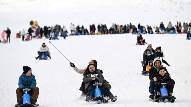 Türkiye'nin önemli kayak merkezlerinden Erciyes'te, yarıyıl tatili dolayısıyla yoğunluk yaşanıyor.