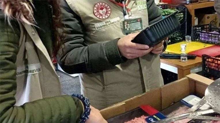 Gıda sahtekarları listesi güncellendi! Köfteden sonra şimdi de peynir ve çikolatada Gıda sahtekarları listesi güncellendi! Köfteden sonra şimdi de peynir ve çikolatada