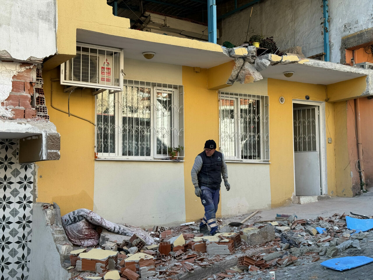 Freni boşalan kamyon dehşet saçtı