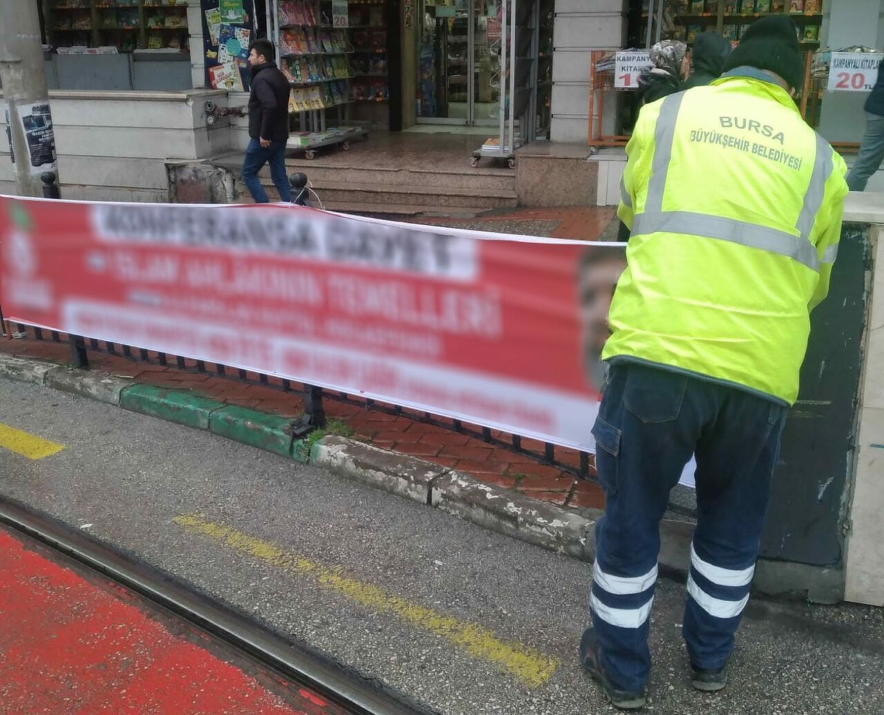 Görüntü kirliliğine neden oluyordu! Bursa’da tek tek kaldırıldılar