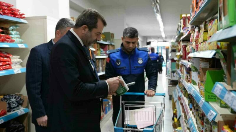 Bursa’da Belediye Başkanı market denetimine çıktı! Onu görenler şaşırdı Gürsu Belediyesi Zabıta ekipleri, fırın ve marketlerdeki denetimlerin aralıksız sürdürüyor.