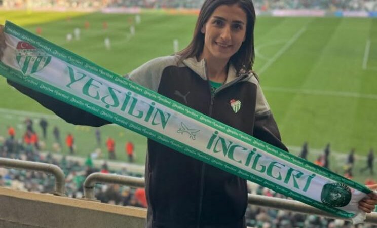 Bursaspor’a milli sporcudan tam destek! Bursasporlu Milli tekvandocu Hatice Kübra İlgün, yeşil beyazlı takımın Düzcespor