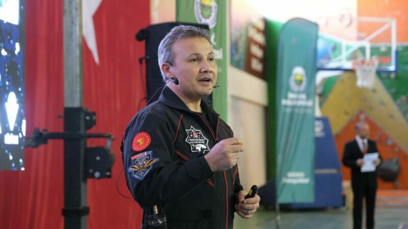 Türkiye'nin ilk astronotu Alper Gezeravcı, Bursa'nın İnegöl ilçesinde öğrencilerle bir