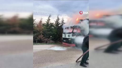 Bursa’da kamyonette çıkan yangını muhtar söndürdü Bursa’da kamyonette çıkan yangını muhtar söndürdü