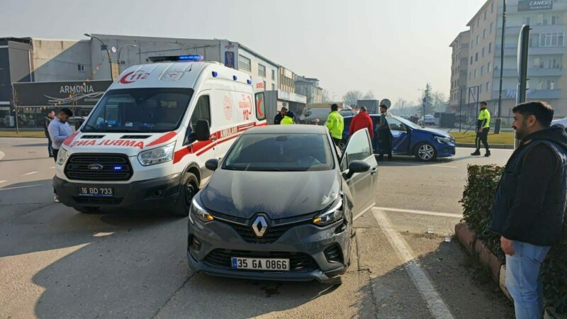 Bursa'nın İnegöl ilçesinde iki otomobilin çarpışması sonucu 2 kişi yaralandı.