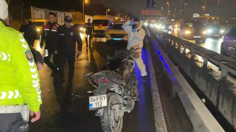 Motosiklet bariyere çarptı: 1 polis hayatını kaybetti İstanbul Küçükçekmece’de iki kişinin bulunduğu motosikletin bariyere çarpması sonucu 1