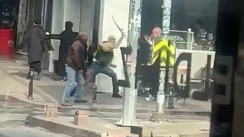 Kılıçlı sandalyeli kavga kamerada Kılıçlı sandalyeli kavga kamerada