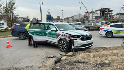 Jandarma trafik aracı kaza yaptı