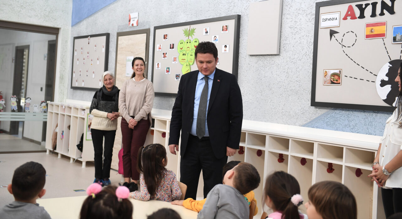 Başkan Aydın, miniklerin karne heyecanına ortak oldu