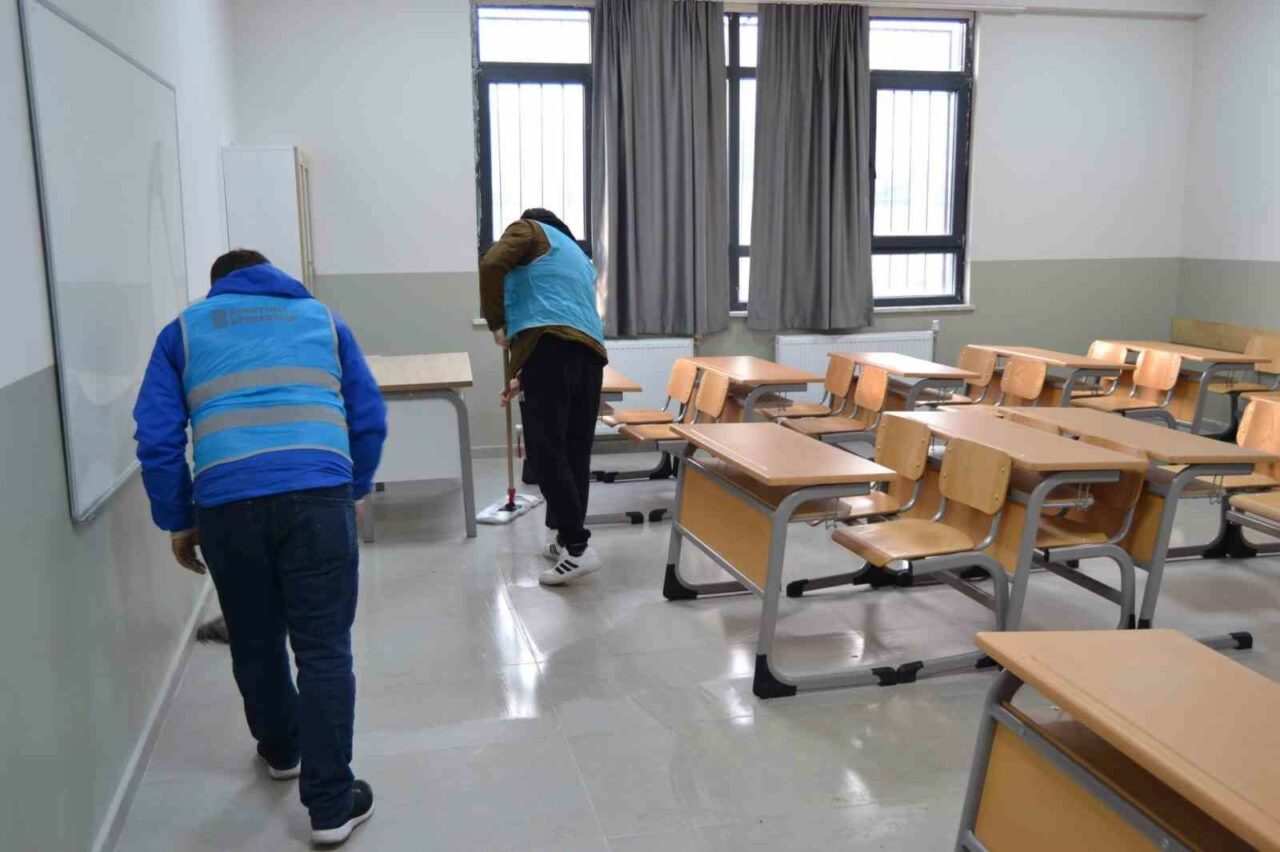 Denetimli serbestlik hükümlüleri Bursa’da okul temizliği yaptı