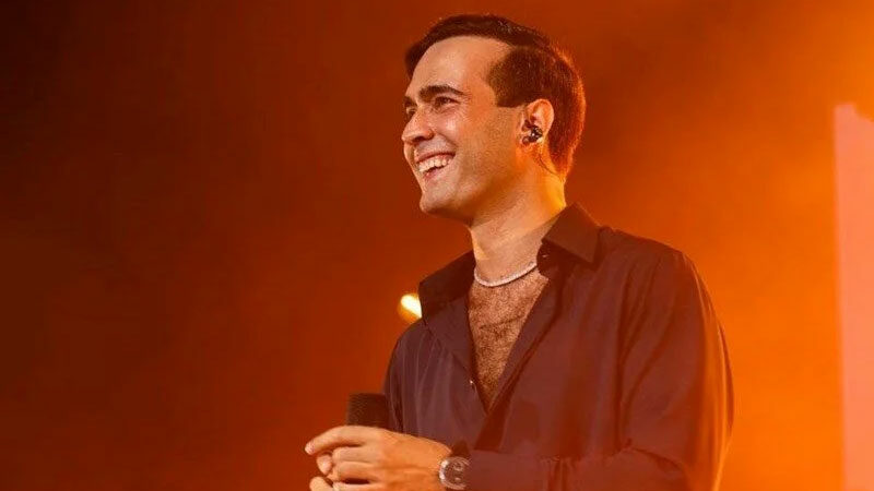 Mert Demir sessizliğini bozdu: Reklam ilişkisi değil! Ünlü şarkıcı Mert Demir, Serenay Sarıkaya ile reklam ilişkisi yaşadığı