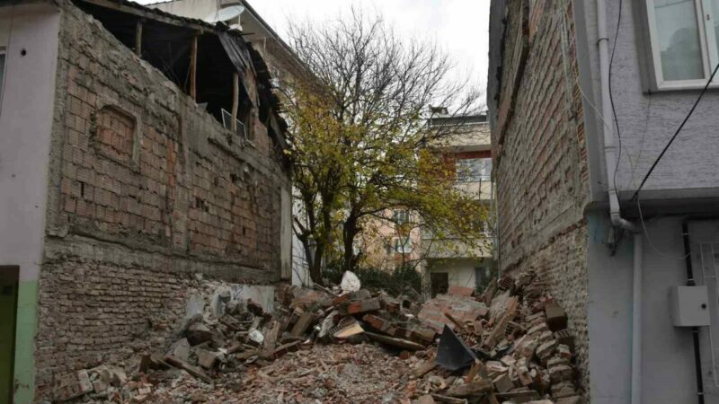 Gemlik Belediyesi, vatandaşların can güvenliğini tehdit etmesinin yanı sıra, sosyal