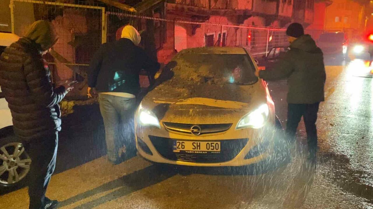 Bursa’da metruk bina otomobilin üzerine yıkıldı Bursa’da metruk bina otomobilin üzerine yıkıldı