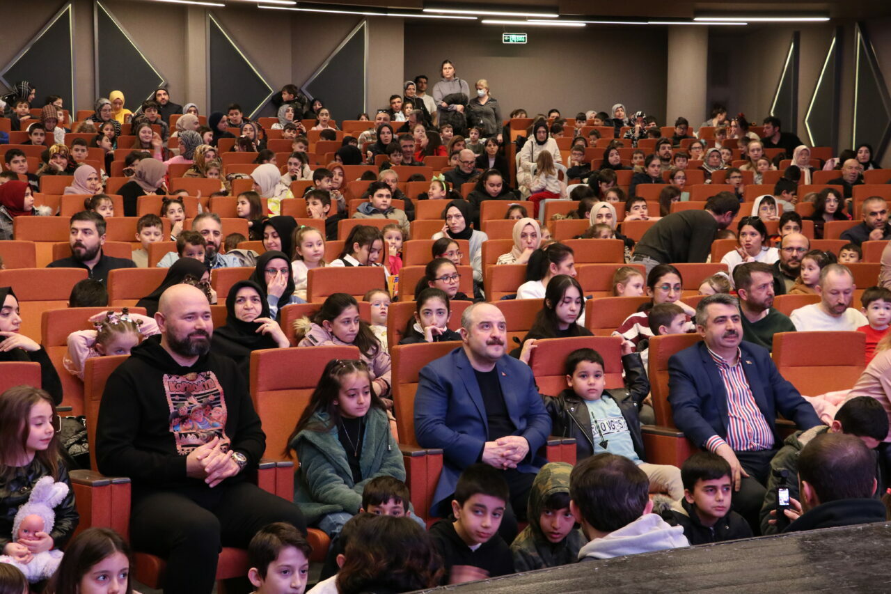 Mustafa Varank, Bursa’da çocuklarla ‘Rafadan Tayfa: Kapadokya’ filmini izledi