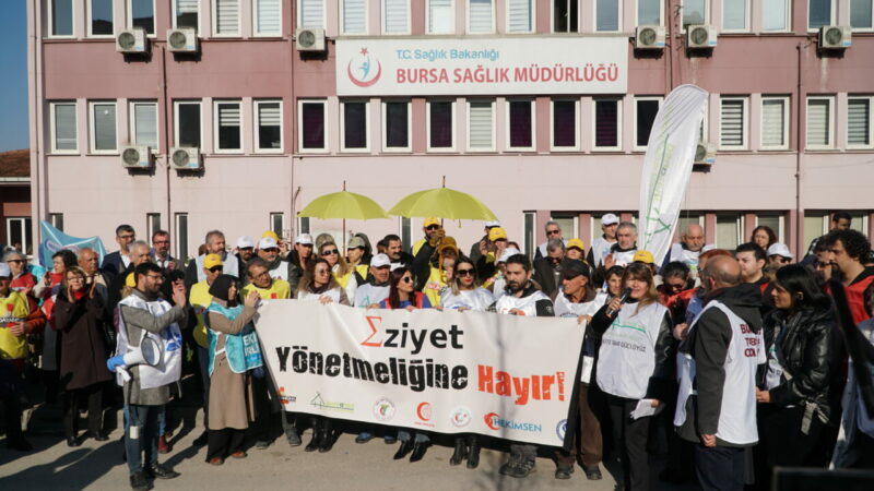 Bursa’da Aile Hekimleri’nden iş bırakma eylemi; ‘Sonuca ulaşana kadar sürdüreceğiz’ Aile Hekimleri olarak ülke genelinde 6-10 Ocak tarihleri arasında iş