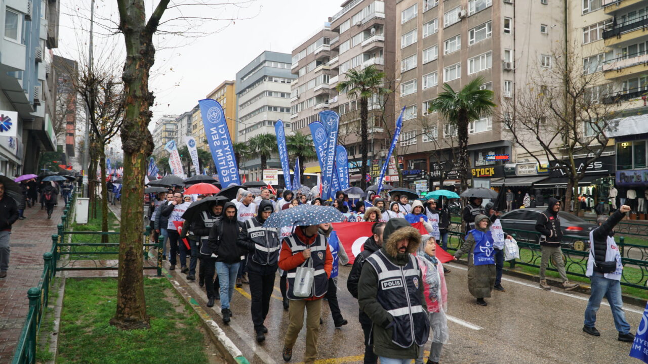 Bursa’da memurlar iş bırakıp meydanlara indi; Zam çağrısı