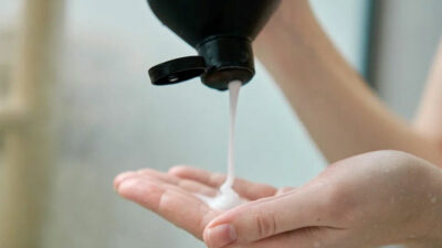 Raflardan toplatılıyor, Türkiye’de de satılıyor: Şampuanda bakteri tespit edildi