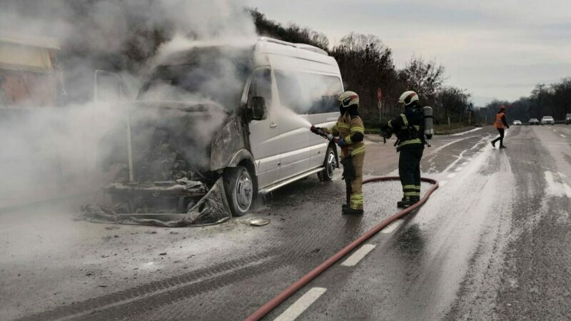Bursa'nın Kestel ilçesinde seyir halinde olan servis minibüsü yandı.