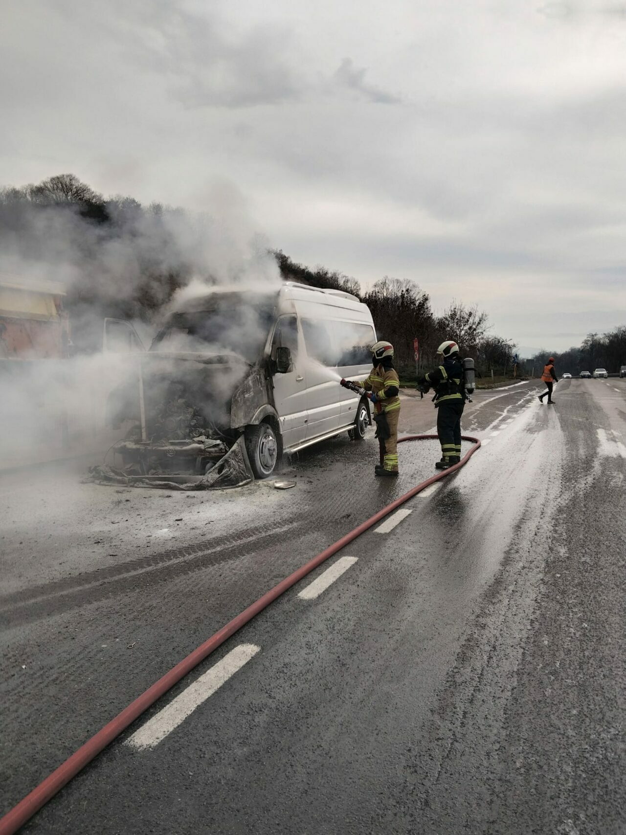 Bursa trafiğinde panik anları: Servis alev alev yandı