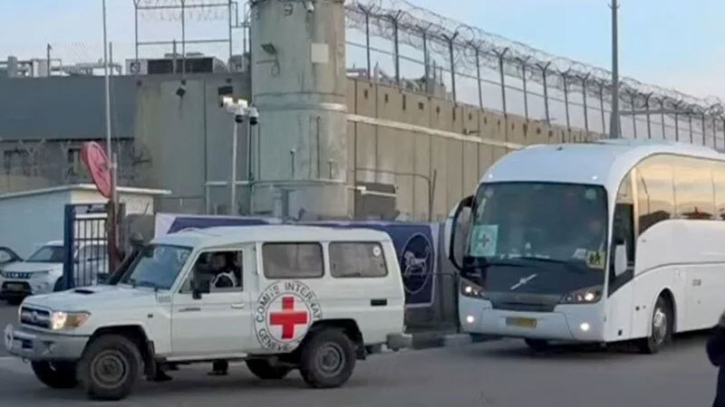 Rehine takası başladı! Hamas 3 kadını serbest bıraktı Rehine takası başladı! Hamas 3 kadını serbest bıraktı