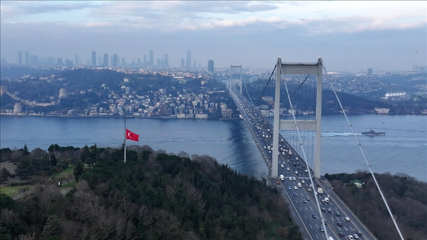 Bayraklar yarıya indirildi