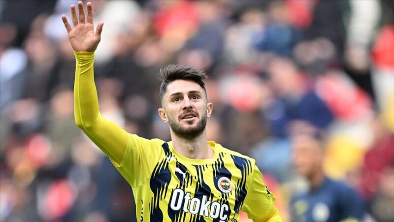 Fenerbahçe'nin 25 yaşındaki Bursalı orta saha oyuncusu İsmail Yüksek'in sağ