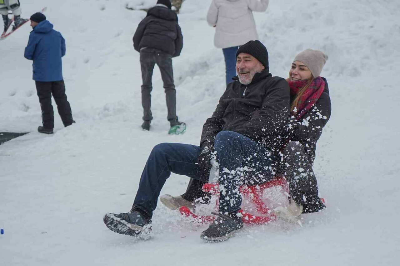 Uludağ’da ‘5 liraya’ kayak keyfi