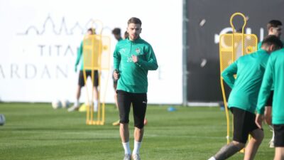 Bursasporlu futbolcu kamptan ayrıldı! Yeni kulüple görüşecek…