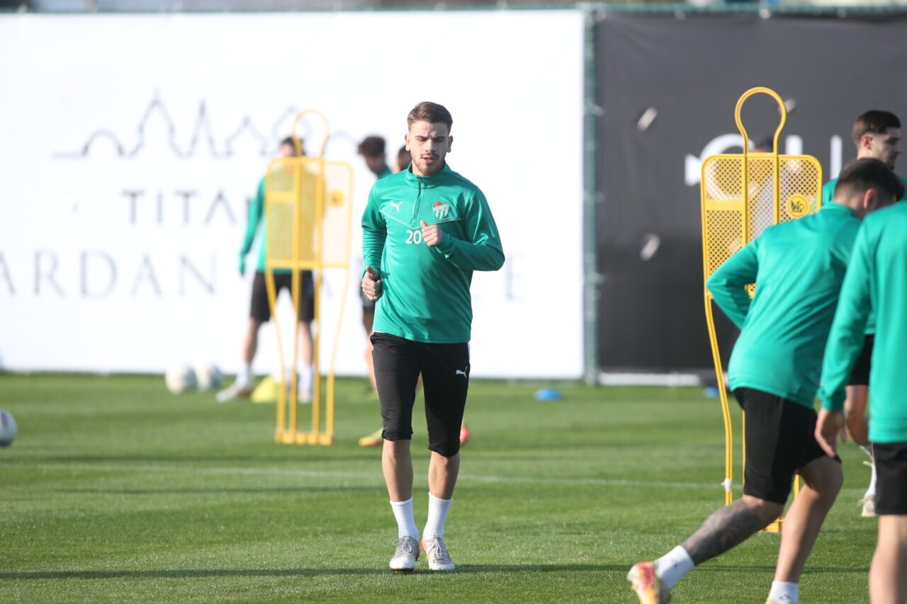 Bursasporlu futbolcu kamptan ayrıldı! Yeni kulüple görüşecek…