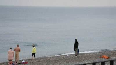 Yağışa rağmen denize girdiler