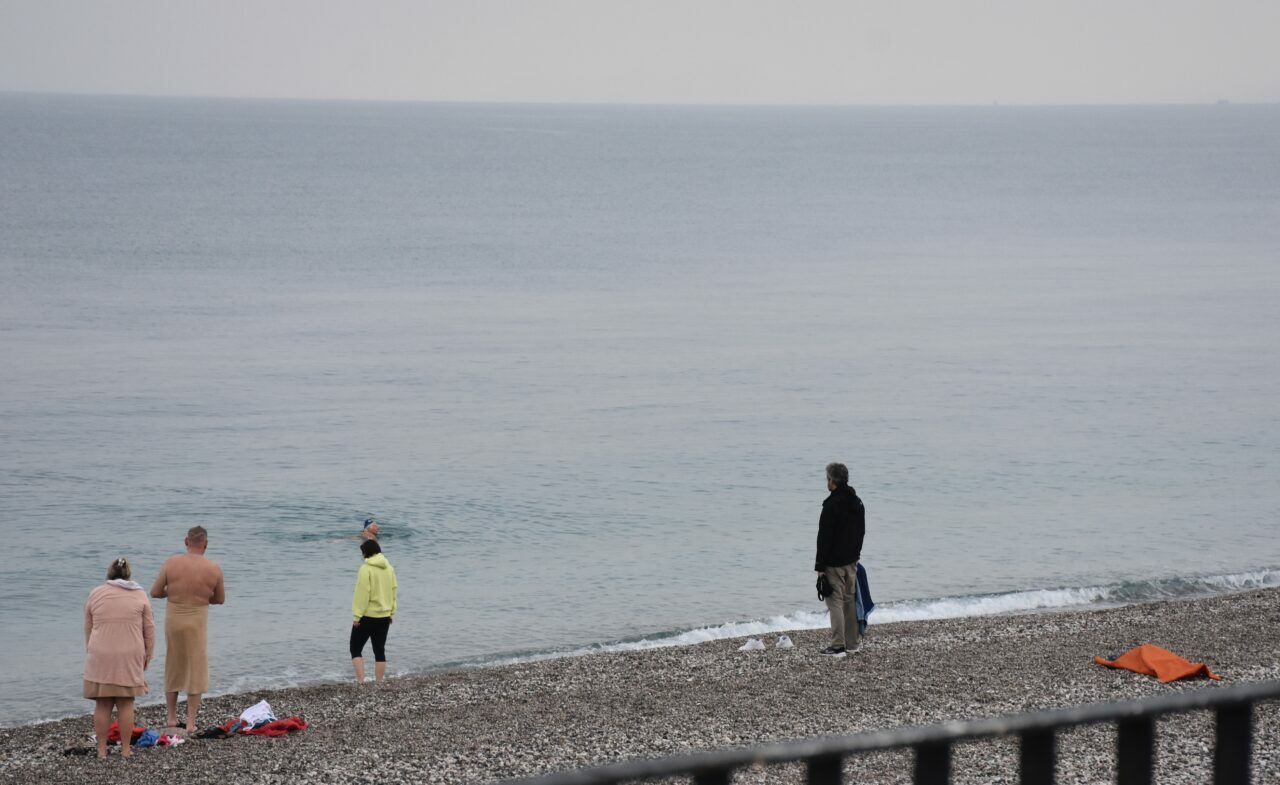 Yağışa rağmen denize girdiler Yağışa rağmen denize girdiler