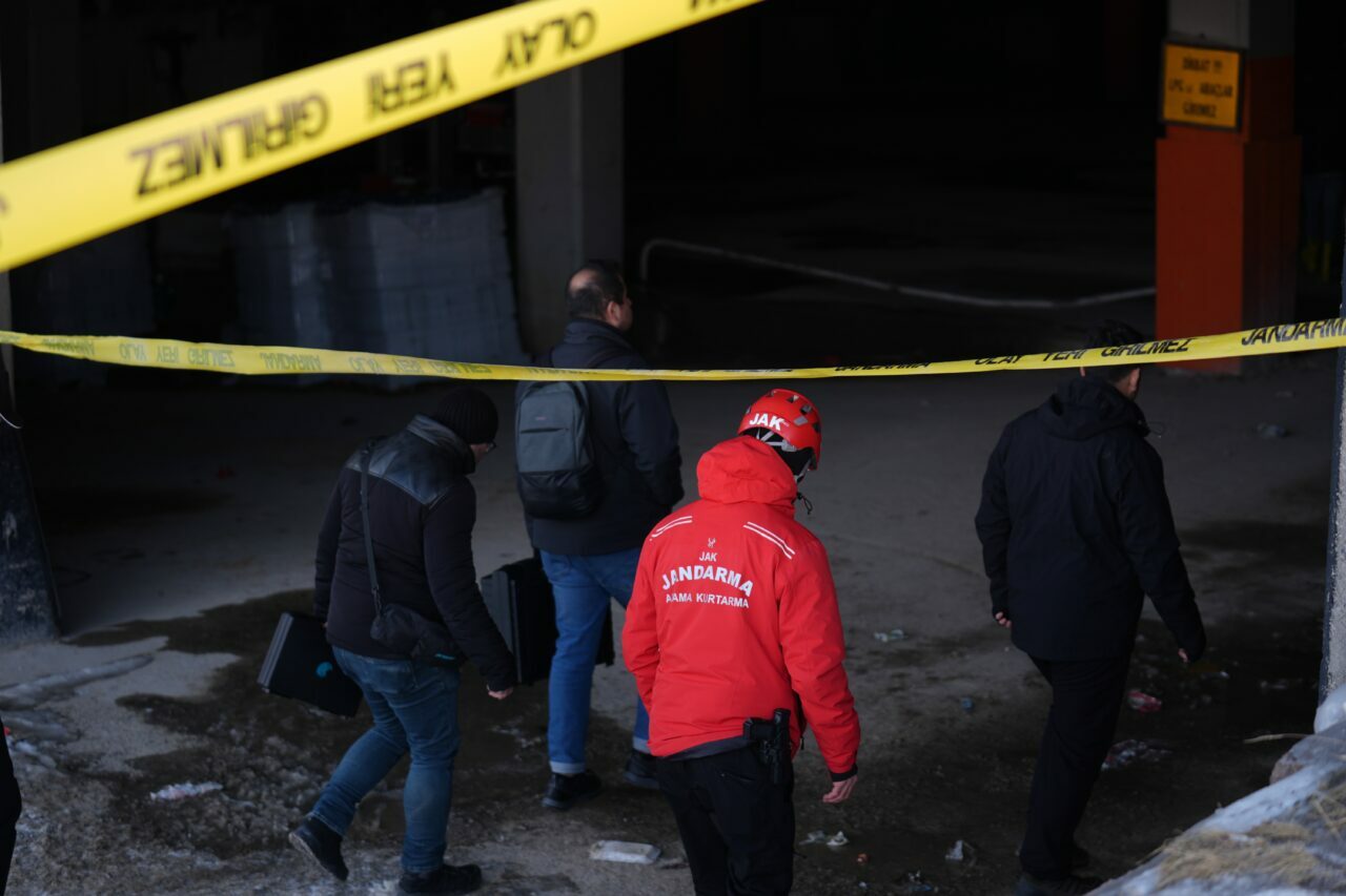 Yanan otelde Bakanlık ve AFAD heyeti inceleme yaptı