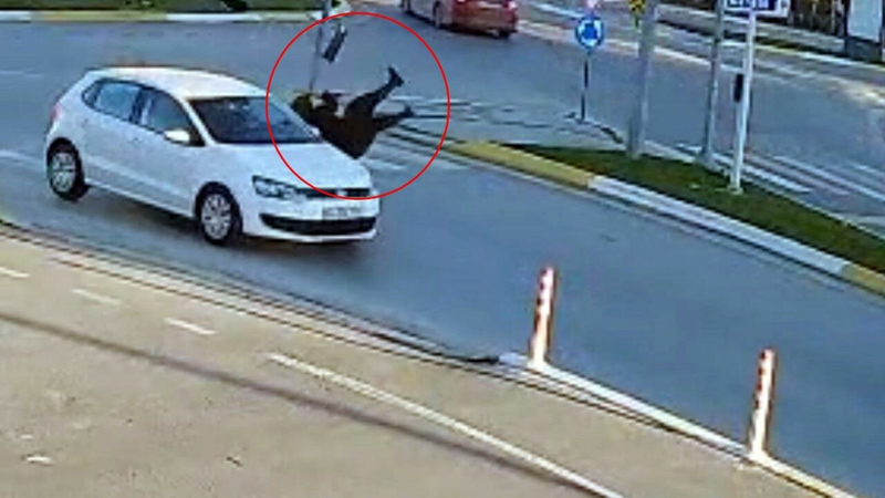 Araba çarptı, yardım beklerken ikinci kazayı geçirdi Araba çarptı, yardım beklerken ikinci kazayı geçirdi