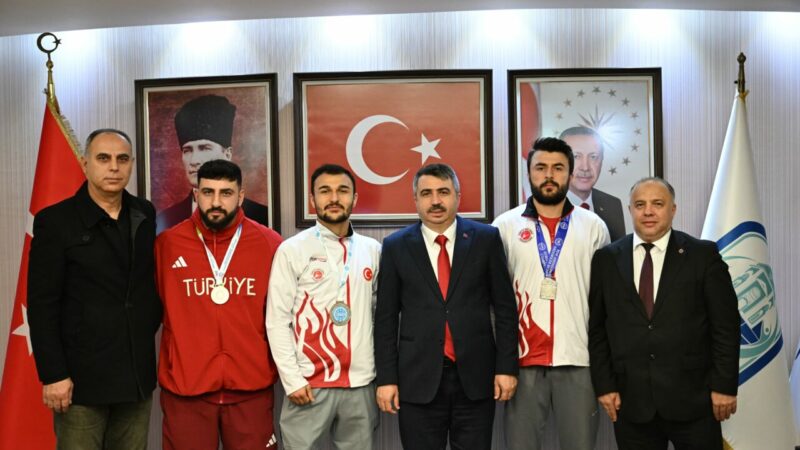 Başkan Yılmaz, şampiyonları ağırladı Yıldırım Belediye Başkanı Oktay Yılmaz, Yunanistan Atina'da 2-10 Kasım tarihlerinde