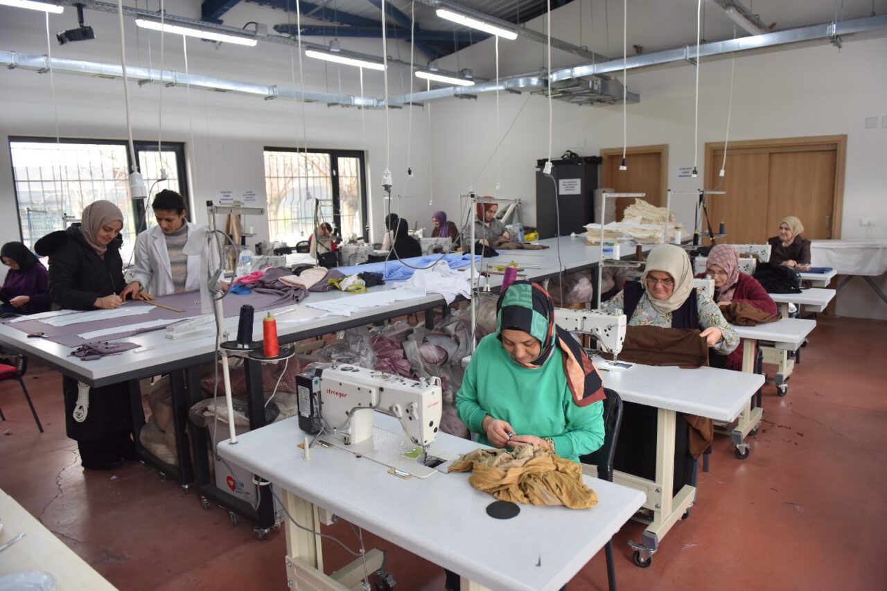 Yıldırım’da kadınlar dikiş ve nakış kursu ile ekonomiye katkı sağlıyor Yıldırım’da kadınlar dikiş ve nakış kursu ile ekonomiye katkı sağlıyor