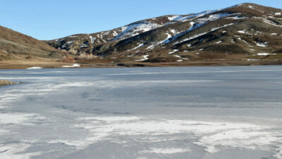 Yıldız Göleti’nin yüzeyi buz tuttu