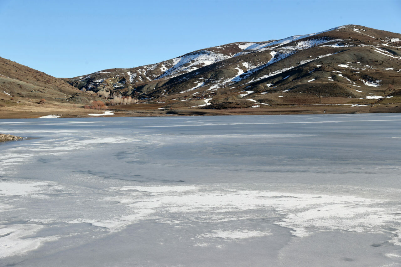 Yıldız Göleti’nin yüzeyi buz tuttu Yıldız Göleti’nin yüzeyi buz tuttu