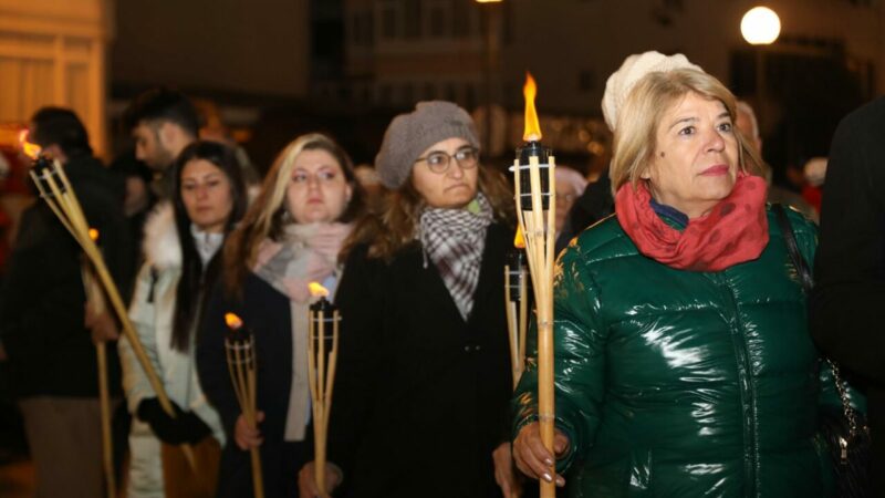 6 Şubat’ın yıldönümünde Mudanya’da sessiz çığlık Mudanya’da düzenlenen anma töreninde, depremin gerçekleştiği saat 04.17’de vatandaşlar mumlar