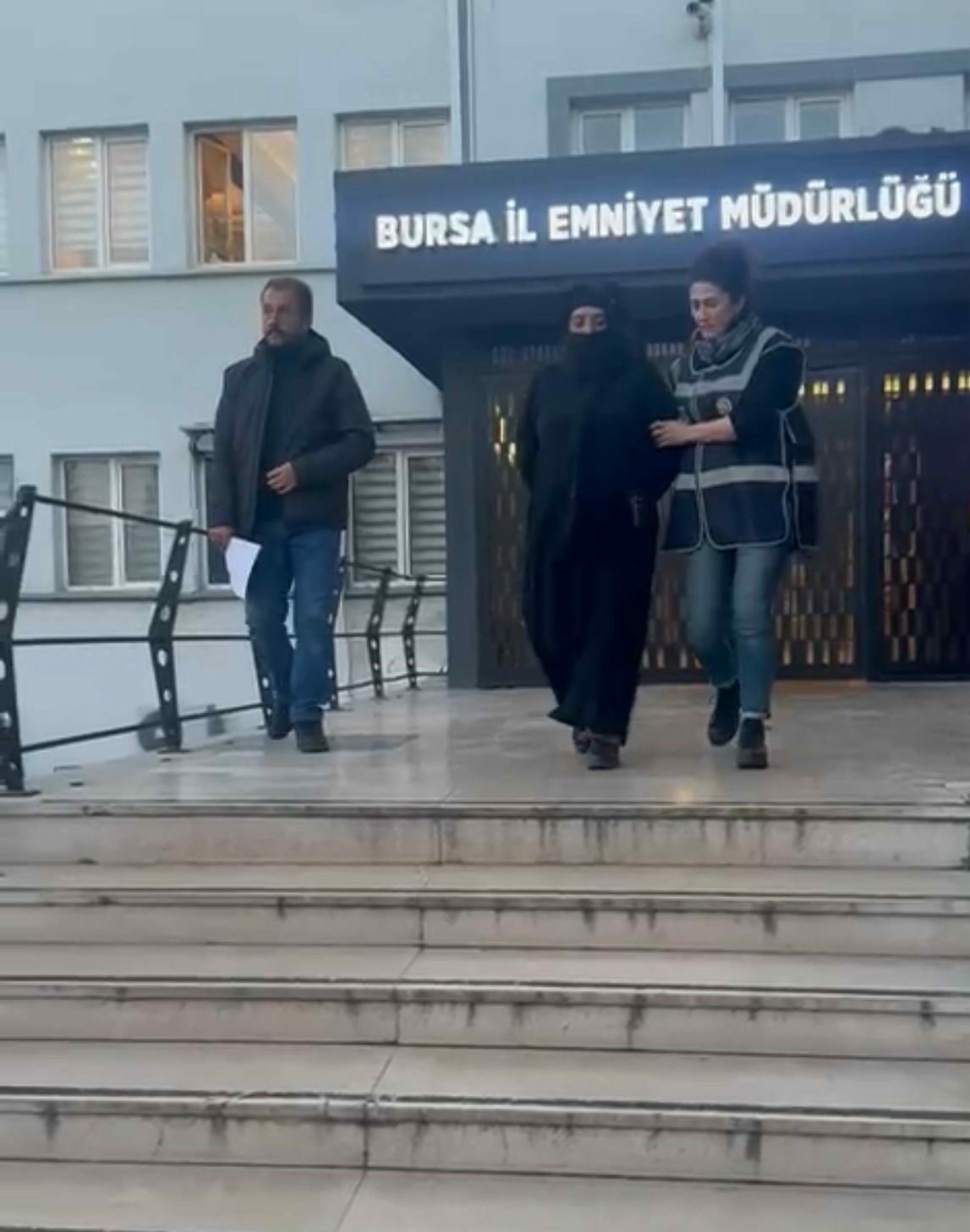 Bursa’da uyuşturucu tüccarı kadın yakalandı! 12 yıl hapis cezasıyla aranıyordu Bursa’da uyuşturucu tüccarı kadın yakalandı! 12 yıl hapis cezasıyla aranıyordu