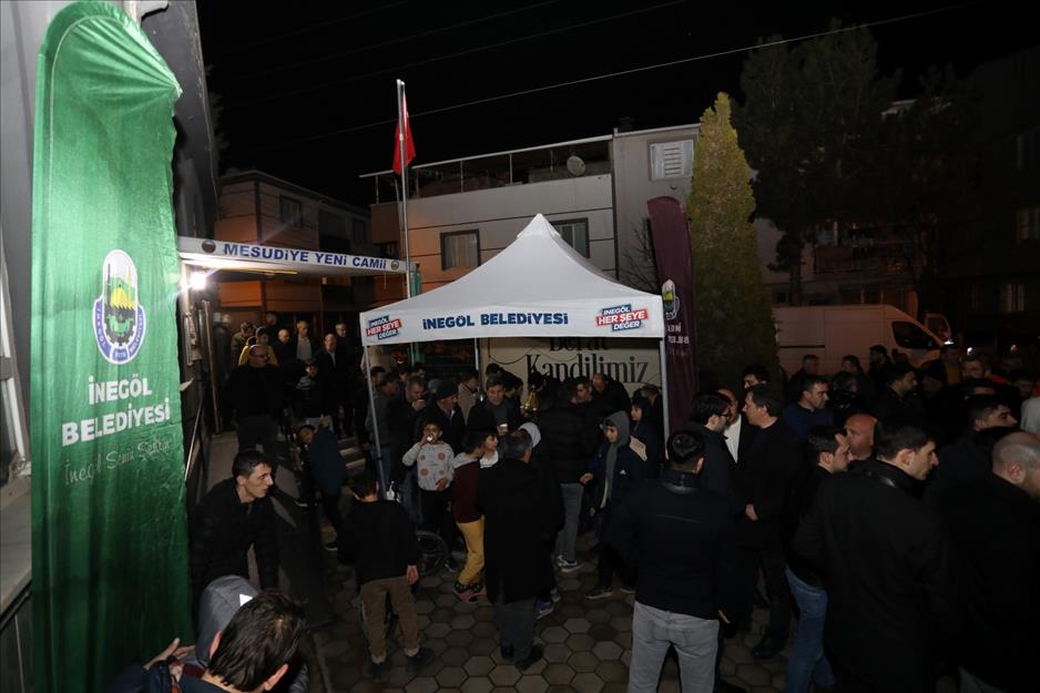 İnegöl Belediyesi’nden iki camide kandil ikramı