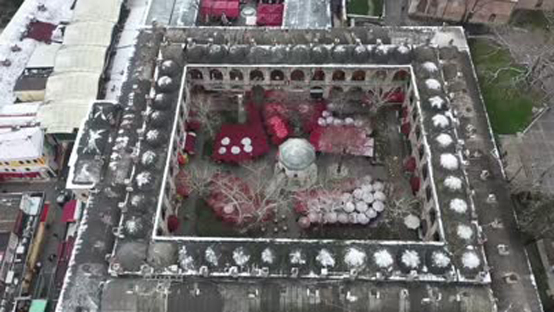 Bursa’da ticaretin kalbinden kar manzaraları