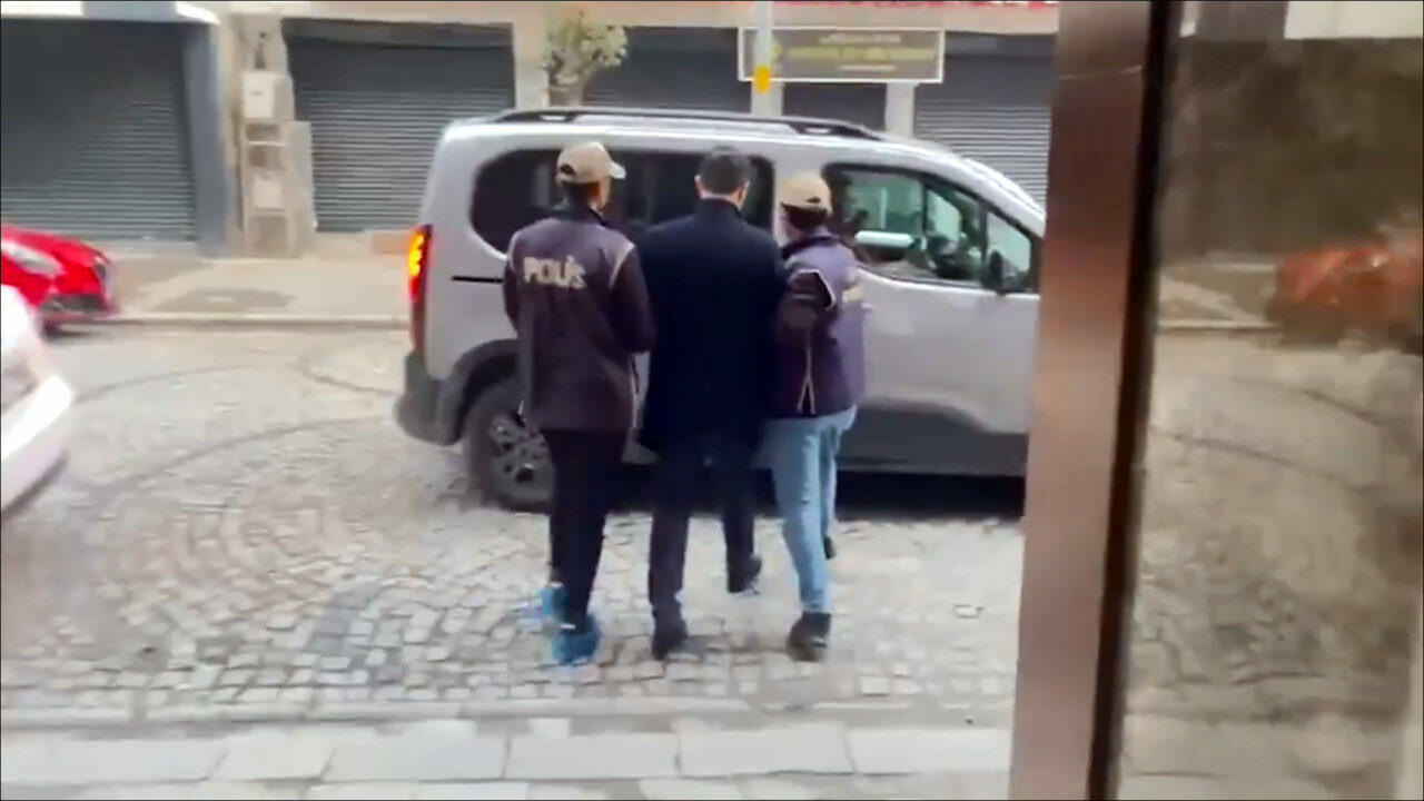 Bursa dahil 29 ilde FETÖ operasyonu: Çok sayıda gözaltı Bursa dahil 29 ilde FETÖ operasyonu: Çok sayıda gözaltı