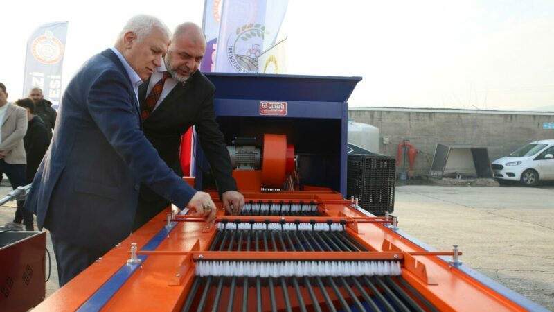 Büyükşehir’den kırsala ekipman desteği Bursa’da kırsal kalkınmayı sağlamak amacıyla üreticiyi her alanda destekleyen Bursa
