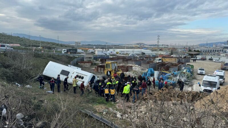 Bursa’nın Gemlik ilçesinde işçileri taşıyan servis otobüsü, tırın arkadan çarpması