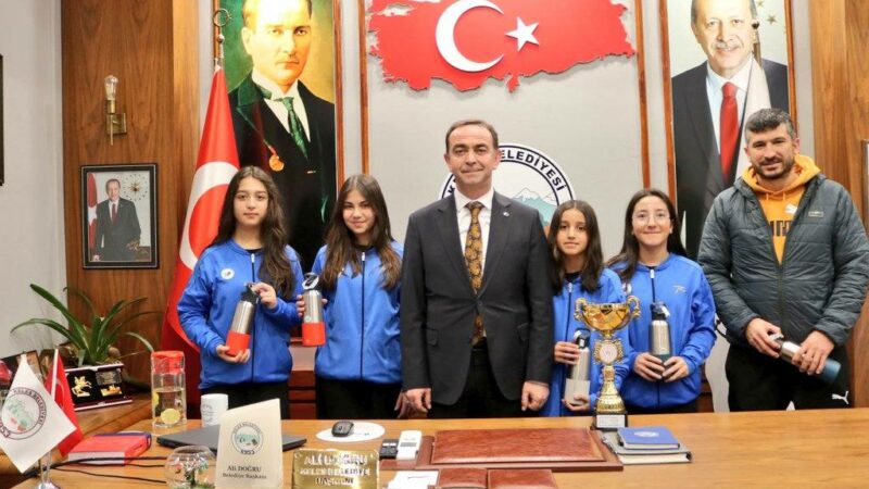 Bursa'nın Keles ilçesindeki Davut Zeki Akpınar Ortaokulu öğrencileri Esmanur Kandır,