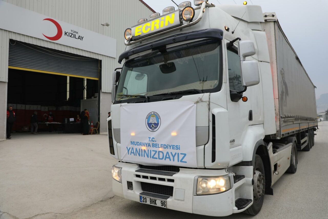 Mudanya Belediyesi’nden depremin ikinci yılında Hatay’a yardım tırı