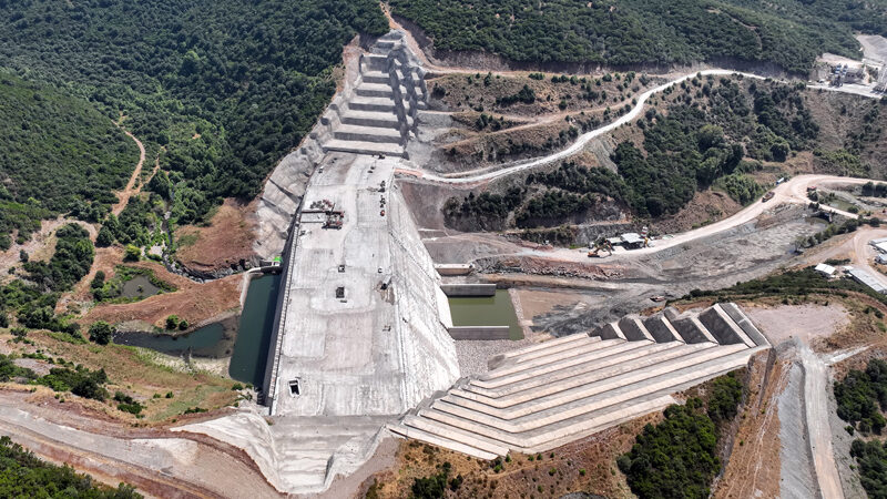 Bursa’nın yeni barajında sona doğru Bursa'nın Karacabey ilçesinde yapımı devam eden Gölecik Barajı hem ilçenin