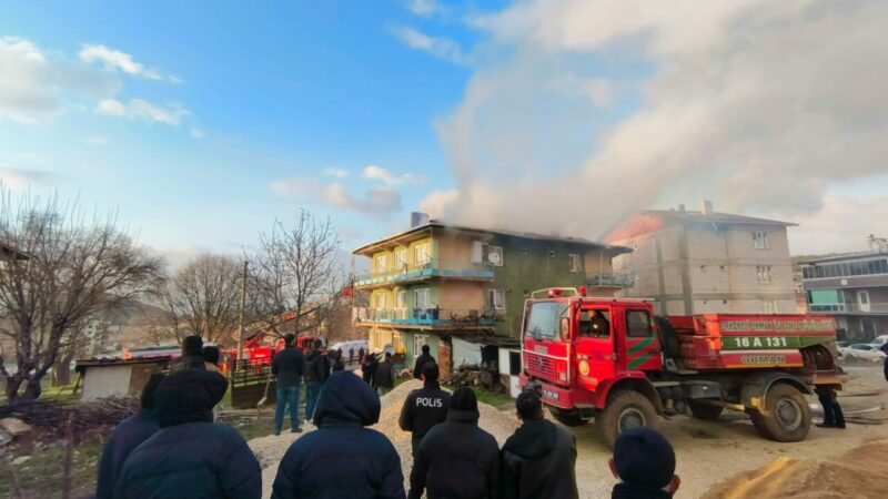 Bursa'nın Orhaneli ilçesinde 3 katlı binanın çatısında çıkan yangın itfaiye