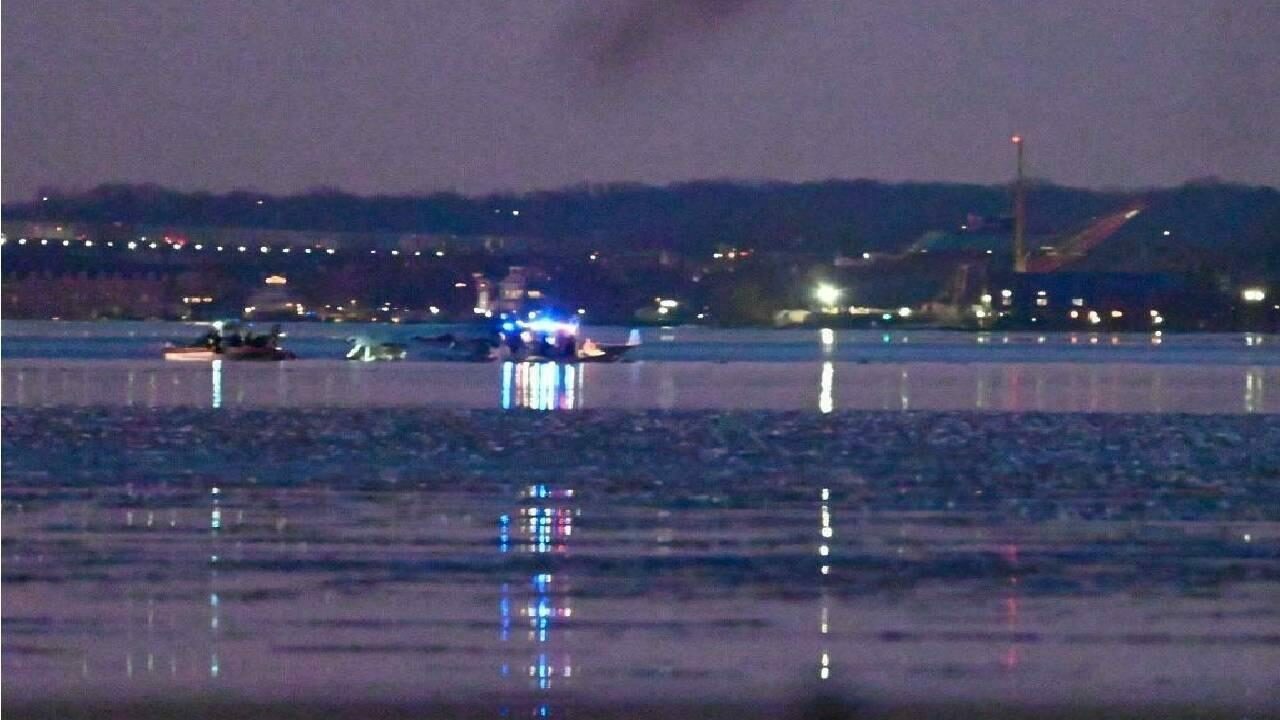 ABD’de yolcu uçağıyla çarpışan askeri helikopterin karakutusu bulundu ABD’de yolcu uçağıyla çarpışan askeri helikopterin karakutusu bulundu